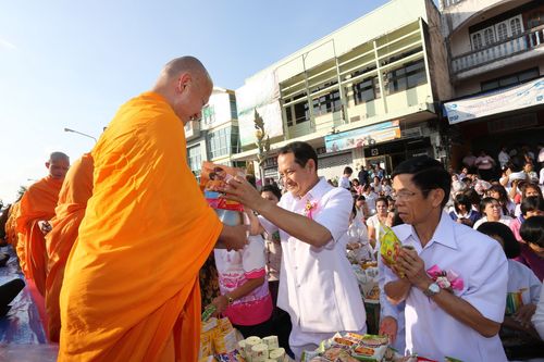 ภาพ No.4672:ตักบาตรลานพญานาค พระ 1,260 รูป