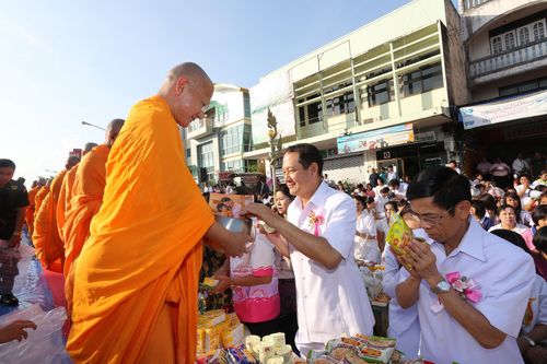 ภาพ No.4676:ตักบาตรลานพญานาค พระ 1,260 รูป