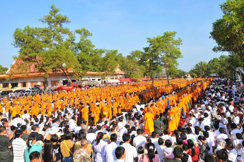 ภาพ No.4678:ตักบาตรคำชะโนดพระ 2,555 รูป