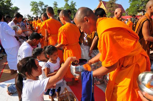 ภาพ No.4679:ตักบาตรคำชะโนดพระ 2,555 รูป