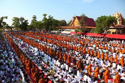 ภาพ No.4682:ตักบาตรคำชะโนดพระ 2,555 รูป