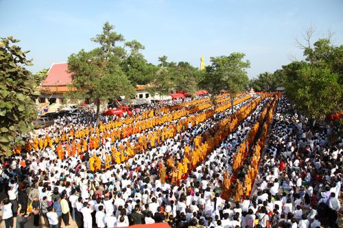 ภาพ No.4681:ตักบาตรคำชะโนดพระ 2,555 รูป