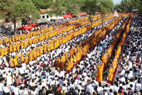 ภาพ No.4683:ตักบาตรคำชะโนดพระ 2,555 รูป