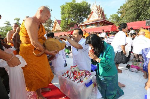 ภาพ No.4685:ตักบาตรคำชะโนดพระ 2,555 รูป