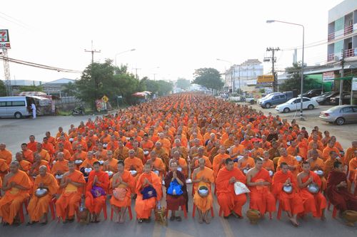 ภาพ No.4755:ตักบาตรลำพูน พระ 10,000 รูป