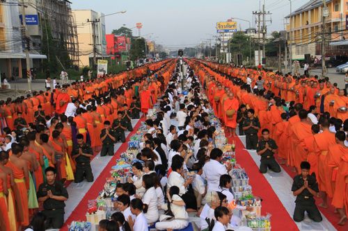 ภาพ No.4756:ตักบาตรลำพูน พระ 10,000 รูป