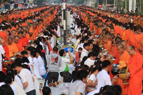 ภาพ No.4746:ตักบาตรลำพูน พระ 10,000 รูป