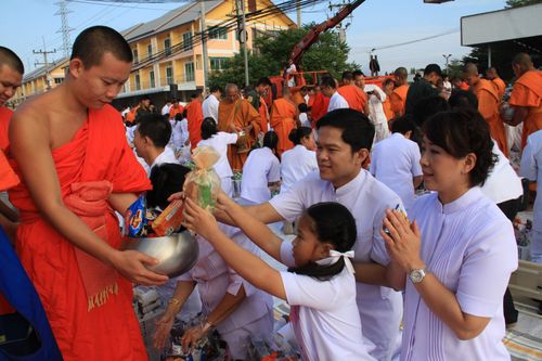 ภาพ No.4748:ตักบาตรลำพูน พระ 10,000 รูป