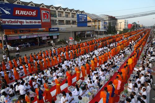 ภาพ No.4749:ตักบาตรลำพูน พระ 10,000 รูป