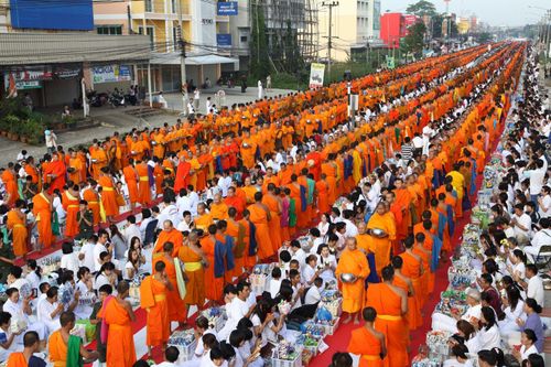 ภาพ No.4747:ตักบาตรลำพูน พระ 10,000 รูป