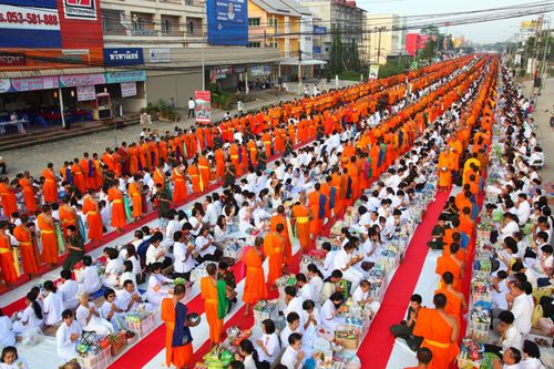 ภาพ No.4750:ตักบาตรลำพูน พระ 10,000 รูป