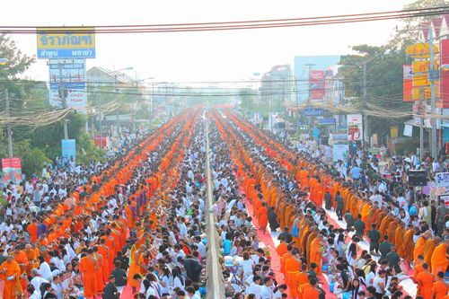 ภาพ No.4753:ตักบาตรลำพูน พระ 10,000 รูป