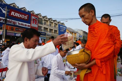 ภาพ No.4754:ตักบาตรลำพูน พระ 10,000 รูป