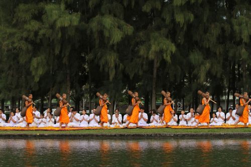 ภาพ No.5271:ภาพโปรยกลีบดอกดาวรวยต้อนรับคณะพระธุดงค์