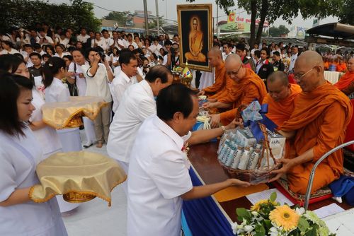 ภาพ No.4887:ตักบาตรมีนบุรี พระ 11,000 รูป