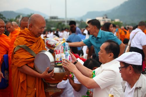 ตักบาตรพระ 1,500 รูป ฉลอง 150 ปี เมืองระนอง