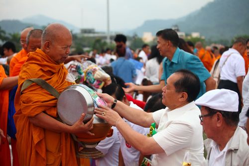 ภาพ No.5285:ตักบาตรพระ 1,500 รูป ฉลอง 150 ปี เมืองระนอง