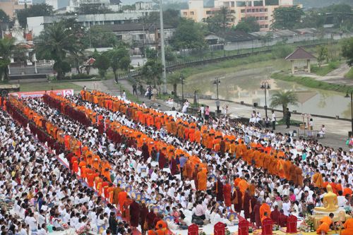 ภาพ No.5287:ตักบาตรพระ 1,500 รูป ฉลอง 150 ปี เมืองระนอง