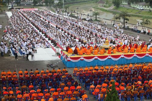 ภาพ No.5290:ตักบาตรพระ 1,500 รูป ฉลอง 150 ปี เมืองระนอง