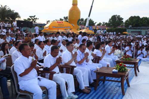 ตักบาตรเกาะสมุย พระ 2,600 รูป ณ บริเวณริมสระอโนดาต (พรุเฉวง)
