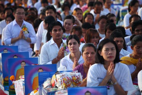 ภาพ No.5302:ตักบาตรเกาะสมุย พระ 2,600 รูป ณ บริเวณริมสระอโนดาต (พรุเฉวง)