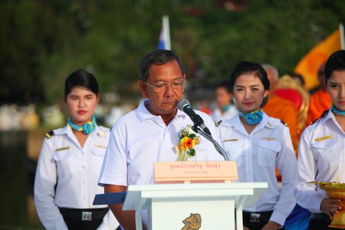 ภาพ No.5300:ตักบาตรเกาะสมุย พระ 2,600 รูป ณ บริเวณริมสระอโนดาต (พรุเฉวง)