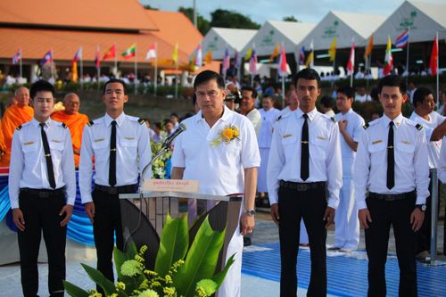 ภาพ No.5298:ตักบาตรเกาะสมุย พระ 2,600 รูป ณ บริเวณริมสระอโนดาต (พรุเฉวง)