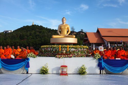 ภาพ No.5299:ตักบาตรเกาะสมุย พระ 2,600 รูป ณ บริเวณริมสระอโนดาต (พรุเฉวง)