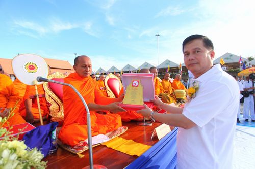 ภาพ No.5303:ตักบาตรเกาะสมุย พระ 2,600 รูป ณ บริเวณริมสระอโนดาต (พรุเฉวง)