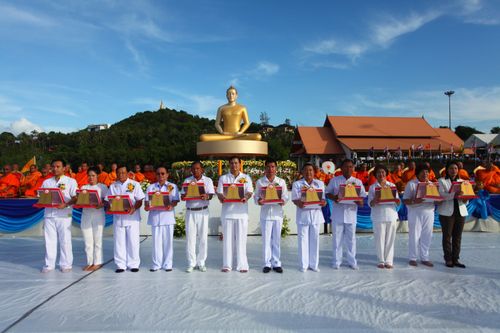 ภาพ No.5305:ตักบาตรเกาะสมุย พระ 2,600 รูป ณ บริเวณริมสระอโนดาต (พรุเฉวง)