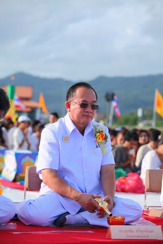 ภาพ No.5306:ตักบาตรเกาะสมุย พระ 2,600 รูป ณ บริเวณริมสระอโนดาต (พรุเฉวง)