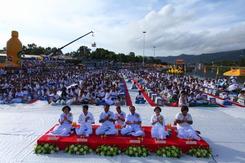 ภาพ No.5304:ตักบาตรเกาะสมุย พระ 2,600 รูป ณ บริเวณริมสระอโนดาต (พรุเฉวง)