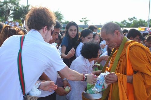 ภาพ No.5307:ตักบาตรเกาะสมุย พระ 2,600 รูป ณ บริเวณริมสระอโนดาต (พรุเฉวง)