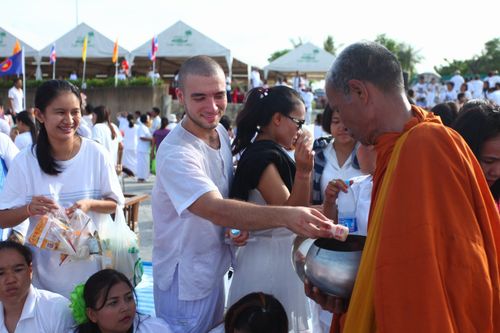 ภาพ No.5308:ตักบาตรเกาะสมุย พระ 2,600 รูป ณ บริเวณริมสระอโนดาต (พรุเฉวง)