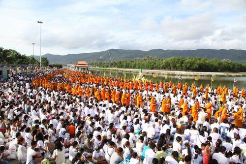 ภาพ No.5309:ตักบาตรเกาะสมุย พระ 2,600 รูป ณ บริเวณริมสระอโนดาต (พรุเฉวง)