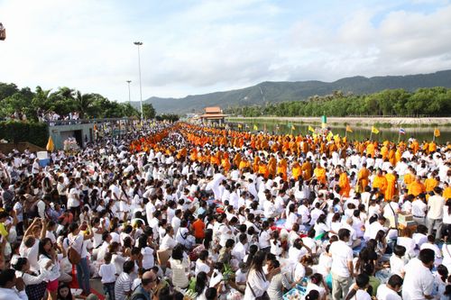 ภาพ No.5310:ตักบาตรเกาะสมุย พระ 2,600 รูป ณ บริเวณริมสระอโนดาต (พรุเฉวง)