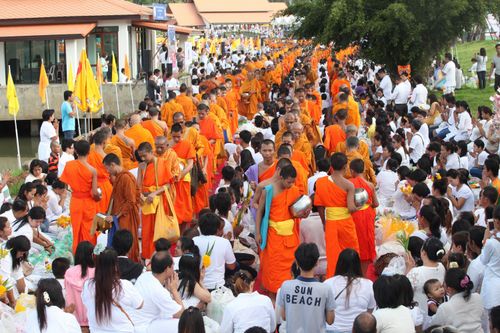 ภาพ No.5311:ตักบาตรเกาะสมุย พระ 2,600 รูป ณ บริเวณริมสระอโนดาต (พรุเฉวง)