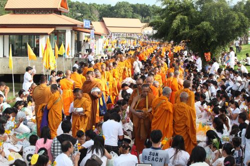 ภาพ No.5312:ตักบาตรเกาะสมุย พระ 2,600 รูป ณ บริเวณริมสระอโนดาต (พรุเฉวง)