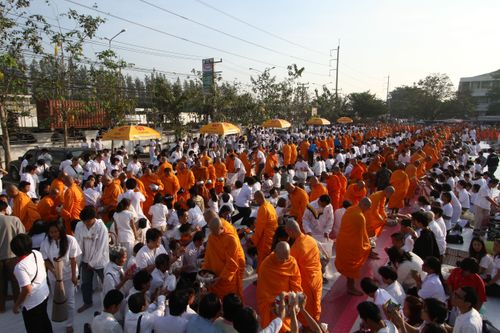 ภาพ No.5736:ตักบาตรปทุมธานี พระ 1,260 รูป หน้าที่ว่าการ อ.คลองหลวง จ.ปทุมธานี