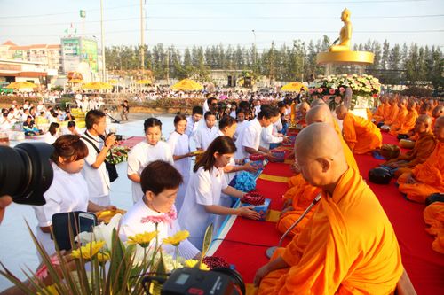 ภาพ No.5734:ตักบาตรปทุมธานี พระ 1,260 รูป หน้าที่ว่าการ อ.คลองหลวง จ.ปทุมธานี