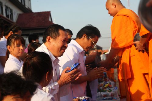 ภาพ No.5738:ตักบาตรปทุมธานี พระ 1,260 รูป หน้าที่ว่าการ อ.คลองหลวง จ.ปทุมธานี