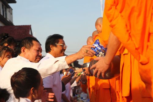 ภาพ No.5740:ตักบาตรปทุมธานี พระ 1,260 รูป หน้าที่ว่าการ อ.คลองหลวง จ.ปทุมธานี