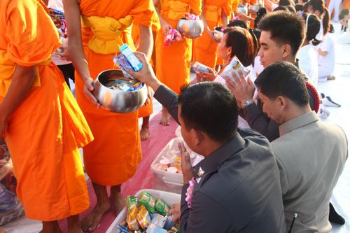 ภาพ No.5741:ตักบาตรปทุมธานี พระ 1,260 รูป หน้าที่ว่าการ อ.คลองหลวง จ.ปทุมธานี