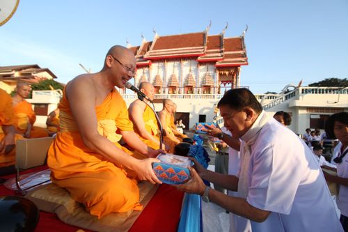 ภาพ No.5745:ตักบาตรปทุมธานี พระ 260 รูป หน้าวัดคลองสอง อ.คลองหลวง จ.ปทุมธานี