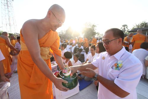 ภาพ No.5744:ตักบาตรปทุมธานี พระ 260 รูป หน้าวัดคลองสอง อ.คลองหลวง จ.ปทุมธานี