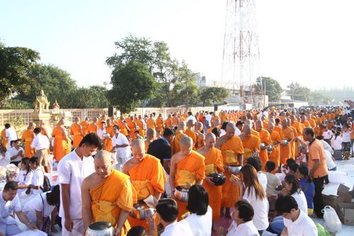 ตักบาตรปทุมธานี พระ 260 รูป หน้าวัดคลองสอง อ.คลองหลวง จ.ปทุมธานี