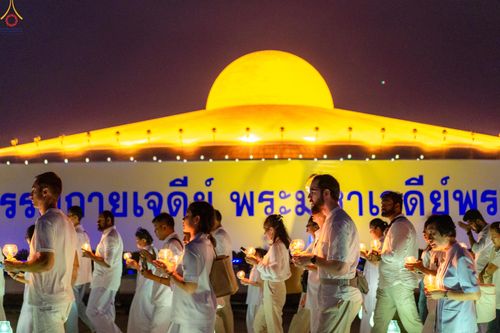 ภาพ No.331108:วันวิสาขบูชา อาทิตย์ที่ 31 พฤษภาคม พ.ศ.2569 พิธีจุดวิสาขประทีป , พิธีเวียนประทักษิณ  รอบพระมหาธรรมกายเจดีย์  และพิธีฉลองชัยสวดมนต์บทธัมมจักกัปปวัตนสูตร  ครบ 8,415,000,000 จบ ณ วัดพระธรรมกาย