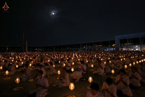 ภาพ No.81900:พิธีจุดวิสาขประทีปและเวียนประทักษิณ เนื่องในวันวิสาขบูชา วันเสาร์ที่ 3 มิถุนายน 2566 ณ ลานธรรมพระมหาธรรมกายเจดีย์ วัดพระธรรมกาย จ.ปทุมธานี