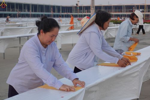 ภาพ No.321224:วันที่ 10-11 เมษายน พ.ศ.2569 การเตรียมกล่องไทยธรรม และการติดผ้ารับประเคน เพื่องานถวายมหาสังฆทาน 40,000 กว่าวัดทั่วประเทศ วันคุ้มครองโลก 22 เมษายน พ.ศ.2569 วัดพระธรรมกาย