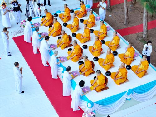 ภาพ No.289280:วันที่ 7 มกราคม พ.ศ. 2569 พิธีตักบาตรพระธรรมยาตรา ณ อนุสรณ์สถานลำดับที่ 1 สถานที่เกิดด้วยรูปกายเนื้อ อนุสรณ์สถานมหาวิหารพระมงคลเทพมุนี (โลตัสแลนด์) อ.สองพี่น้อง จ.สุพรรณบุรี ในโครงการธรรมยาตรา กตัญญูบูชา มหาปูชนียาจารย์ พระมงคลเทพมุนี(สด จนฺทสโร) พระผู้ป